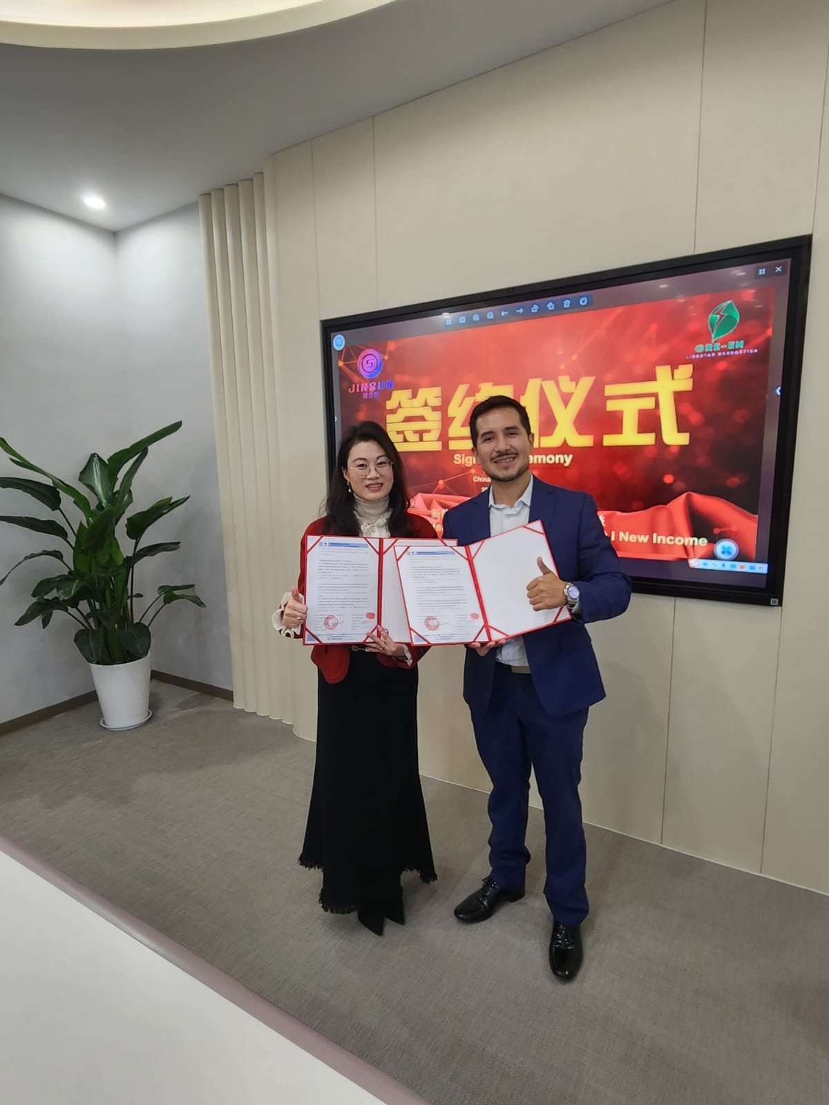 Ceremonia de firma con representantes de JINSUN